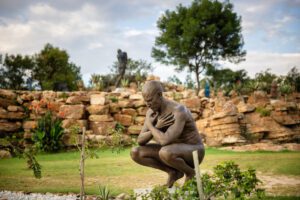 Crouching Man AntonSmit Sculpture Park (3) (1)